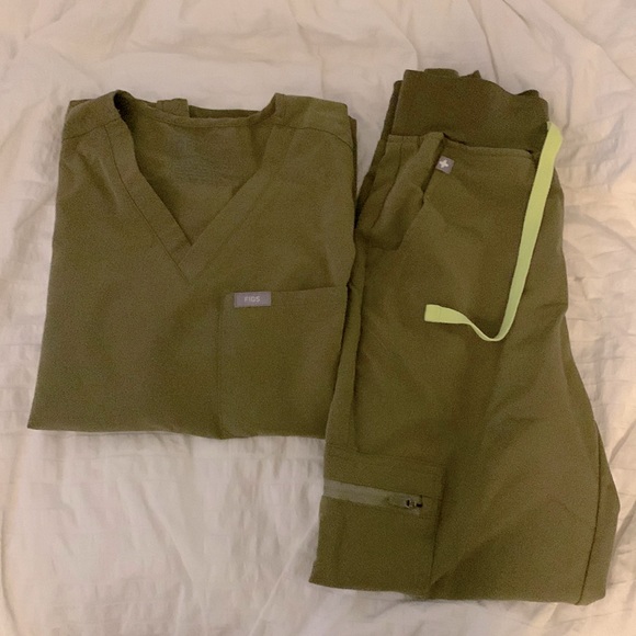 Tops - FIGS Martini Olive Scrub Set. Top: XXS, Joggers: XXS petite